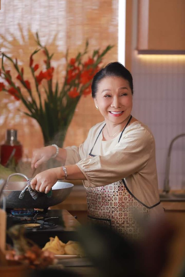 Nữ NSND được phong danh hiệu ''cải lương chi bảo'': 16 tuổi xây nhà 3 tầng cho bố, được tạp chí Forbes vinh danh- Ảnh 4. Nữ NSND được phong danh hiệu ''cải lương chi bảo'': 16 tuổi xây nhà 3 tầng cho bố, được tạp chí Forbes vinh danh- Ảnh 4.