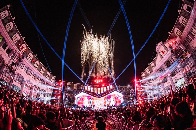 1 trường đại học đầu tư khủng đón tân sinh viên: Làm đại nhạc hội khắp từ Bắc vào Nam, quy tụ toàn 1 trường đại học đầu tư khủng đón tân sinh viên: Làm đại nhạc hội khắp từ Bắc vào Nam, quy tụ toàn