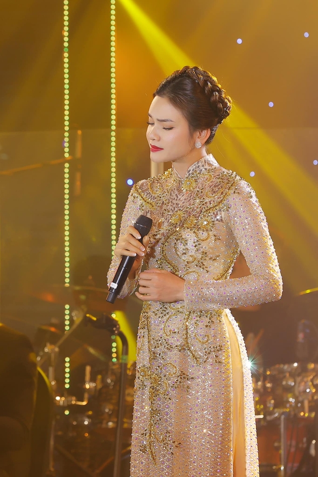 Nữ ca sĩ xứ Nghệ trẻ nhất được phong danh hiệu NSND: Từng nhận 11 show/ ngày, U45 sống độc thân, không con cái sau 2 lần đổ vỡ- Ảnh 1. Nữ ca sĩ xứ Nghệ trẻ nhất được phong danh hiệu NSND: Từng nhận 11 show/ ngày, U45 sống độc thân, không con cái sau 2 lần đổ vỡ- Ảnh 1.