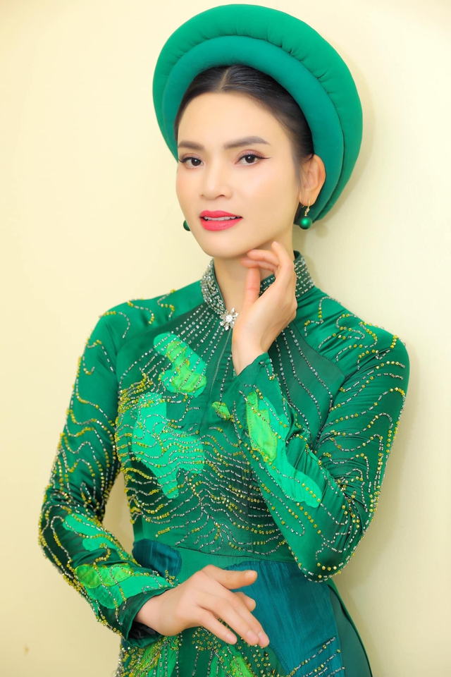 Nữ ca sĩ xứ Nghệ trẻ nhất được phong danh hiệu NSND: Từng nhận 11 show/ ngày, U45 sống độc thân, không con cái sau 2 lần đổ vỡ- Ảnh 2. Nữ ca sĩ xứ Nghệ trẻ nhất được phong danh hiệu NSND: Từng nhận 11 show/ ngày, U45 sống độc thân, không con cái sau 2 lần đổ vỡ- Ảnh 2.