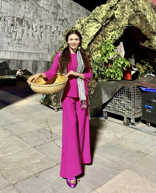 Nữ ca sĩ xứ Nghệ trẻ nhất được phong danh hiệu NSND: Từng nhận 11 show/ ngày, U45 sống độc thân, không con cái sau 2 lần đổ vỡ- Ảnh 3. Nữ ca sĩ xứ Nghệ trẻ nhất được phong danh hiệu NSND: Từng nhận 11 show/ ngày, U45 sống độc thân, không con cái sau 2 lần đổ vỡ- Ảnh 3.