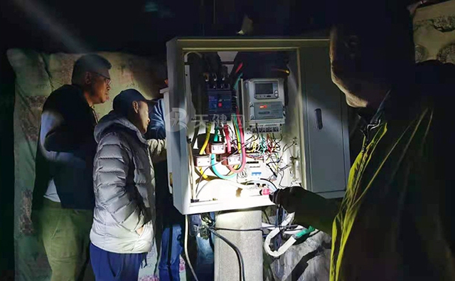 Nhận hóa đơn dùng hết 9.000 kWh điện/tháng, cao gấp 30 lần bình thường, người đàn ông nhờ thợ điện kiểm tra thì phát hiện sự thật khó tin- Ảnh 1. Nhận hóa đơn dùng hết 9.000 kWh điện/tháng, cao gấp 30 lần bình thường, người đàn ông nhờ thợ điện kiểm tra thì phát hiện sự thật khó tin- Ảnh 1.