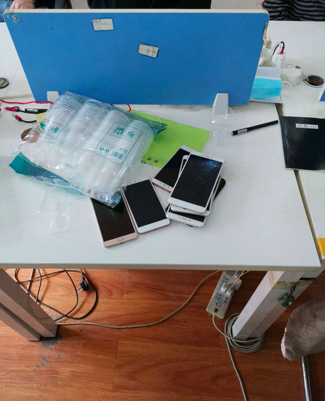 Căn hộ chung cư ầm ĩ suốt ngày đêm bị cảnh sát khám xét: Bắt giữ 6 đối tượng, kịp thời ngăn chặn vụ lừa đảo nghiêm trọng- Ảnh 2. Căn hộ chung cư ầm ĩ suốt ngày đêm bị cảnh sát khám xét: Bắt giữ 6 đối tượng, kịp thời ngăn chặn vụ lừa đảo nghiêm trọng- Ảnh 2.