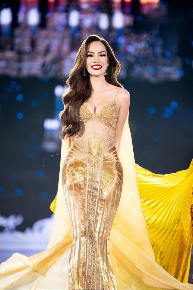 Nhìn lại nhiệm kỳ đáng nhớ của Miss Grand Vietnam 2023 Lê Hoàng Phương với 4 chiếc đầm mang ẩn ý đặc biệt, có mẫu đính kết hàng nghìn viên đá pha lê - Ảnh 7.