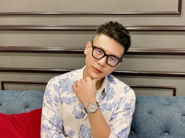 Nam ca sĩ là con trai bà chủ villa: Ở nhà rộng thênh thang có tới 15 phòng ngủ, từng dành tiền đi hát cho mẹ làm kinh doanh- Ảnh 1. Nam ca sĩ là con trai bà chủ villa: Ở nhà rộng thênh thang có tới 15 phòng ngủ, từng dành tiền đi hát cho mẹ làm kinh doanh- Ảnh 1.