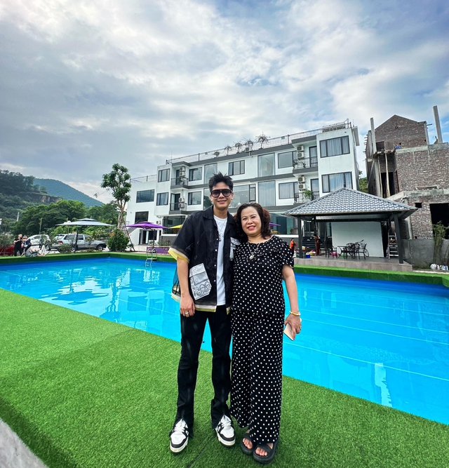 Nam ca sĩ là con trai bà chủ villa: Ở nhà rộng thênh thang có tới 15 phòng ngủ, từng dành tiền đi hát cho mẹ làm kinh doanh- Ảnh 5. Nam ca sĩ là con trai bà chủ villa: Ở nhà rộng thênh thang có tới 15 phòng ngủ, từng dành tiền đi hát cho mẹ làm kinh doanh- Ảnh 5.