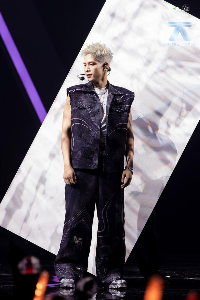 Nam ca sĩ là con trai bà chủ villa: Ở nhà rộng thênh thang có tới 15 phòng ngủ, từng dành tiền đi hát cho mẹ làm kinh doanh- Ảnh 4. Nam ca sĩ là con trai bà chủ villa: Ở nhà rộng thênh thang có tới 15 phòng ngủ, từng dành tiền đi hát cho mẹ làm kinh doanh- Ảnh 4.