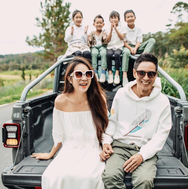 "Tài tử Việt trăm tỷ" cưới hot girl kém 17 tuổi, sinh 4 con, sống viên mãn, được showbiz kính nể- Ảnh 6.