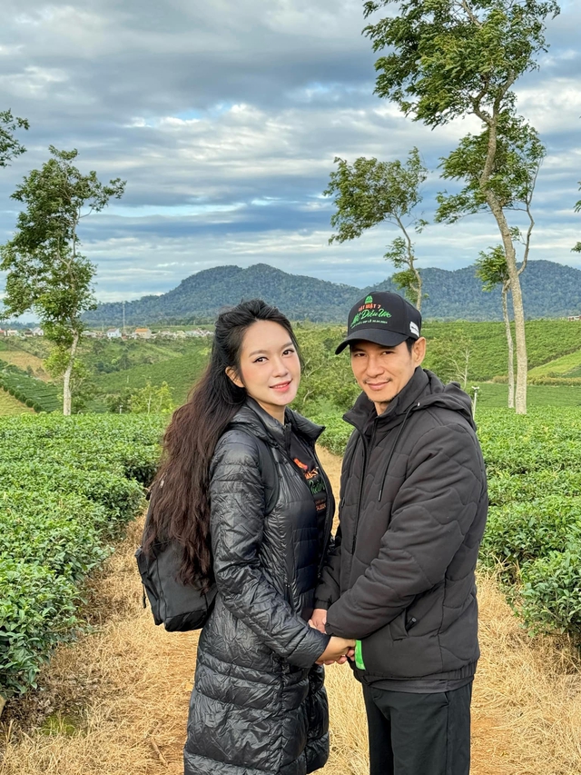 "Tài tử Việt trăm tỷ" cưới hot girl kém 17 tuổi, sinh 4 con, sống viên mãn, được showbiz kính nể- Ảnh 4. "Tài tử Việt trăm tỷ" cưới hot girl kém 17 tuổi, sinh 4 con, sống viên mãn, được showbiz kính nể- Ảnh 4.
