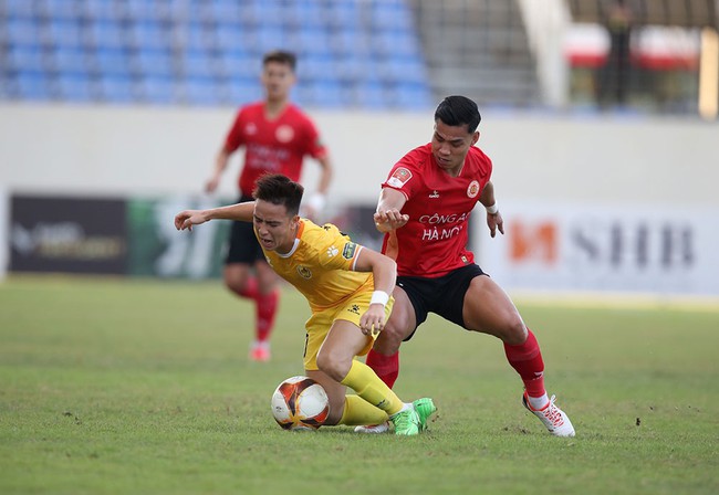Ngôi sao lò HAGL “mất điểm”, HLV Kim Sang-sik sẽ trao cơ hội cho nhân tố lạ thời ông Troussier?- Ảnh 2.