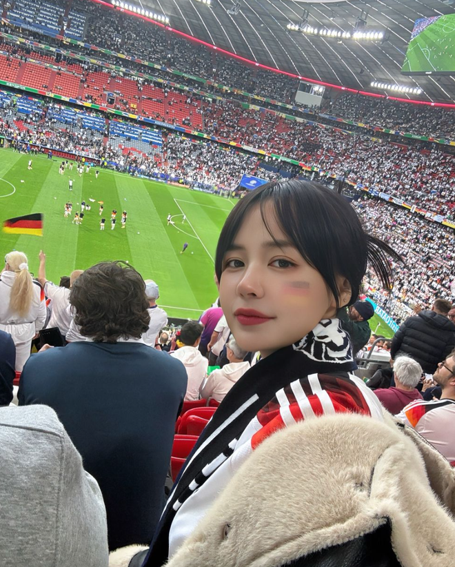 Nhan sắc nổi bật của gái xinh người Việt sẵn sàng chi trăm triệu để làm điều đặc biệt tại EURO- Ảnh 1. Nhan sắc nổi bật của gái xinh người Việt sẵn sàng chi trăm triệu để làm điều đặc biệt tại EURO- Ảnh 1.