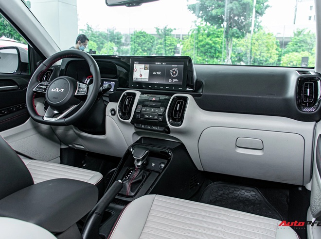 Soi kỹ từng trang bị của Kia Sonet 2024 so với bản cũ: Thay đổi đáng kể, nhiều 'option' bị lược bỏ- Ảnh 5. Soi kỹ từng trang bị của Kia Sonet 2024 so với bản cũ: Thay đổi đáng kể, nhiều 'option' bị lược bỏ- Ảnh 5.