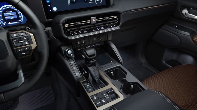 Toyota Land Cruiser Prado 2024 xuất hiện ở Đà Nẵng: Không phải nhập chính hãng, cộng đồng xe Việt Nam thêm 'nóng ruột' chờ bản chính thức- Ảnh 12. Toyota Land Cruiser Prado 2024 xuất hiện ở Đà Nẵng: Không phải nhập chính hãng, cộng đồng xe Việt Nam thêm 'nóng ruột' chờ bản chính thức- Ảnh 12.