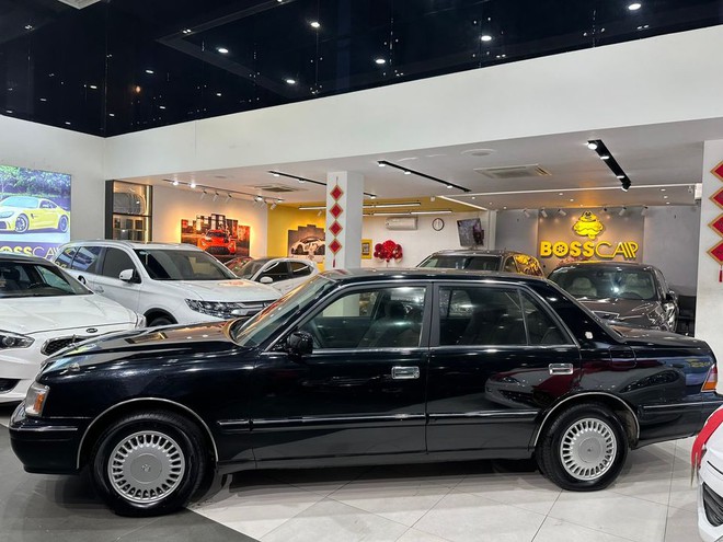 Xe Chủ tịch Toyota Crown gần 30 năm tuổi vẫn có giá ngang Mazda3 đời mới, người bán khẳng định: 'Hàng chuẩn từ ngoài vào trong'- Ảnh 5. Xe Chủ tịch Toyota Crown gần 30 năm tuổi vẫn có giá ngang Mazda3 đời mới, người bán khẳng định: 'Hàng chuẩn từ ngoài vào trong'- Ảnh 5.