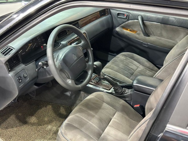 Xe Chủ tịch Toyota Crown gần 30 năm tuổi vẫn có giá ngang Mazda3 đời mới, người bán khẳng định: 'Hàng chuẩn từ ngoài vào trong'- Ảnh 7. Xe Chủ tịch Toyota Crown gần 30 năm tuổi vẫn có giá ngang Mazda3 đời mới, người bán khẳng định: 'Hàng chuẩn từ ngoài vào trong'- Ảnh 7.