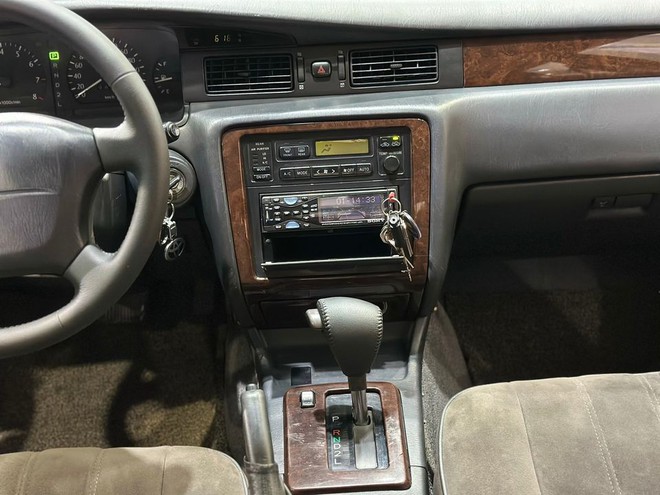 Xe Chủ tịch Toyota Crown gần 30 năm tuổi vẫn có giá ngang Mazda3 đời mới, người bán khẳng định: 'Hàng chuẩn từ ngoài vào trong'- Ảnh 9. Xe Chủ tịch Toyota Crown gần 30 năm tuổi vẫn có giá ngang Mazda3 đời mới, người bán khẳng định: 'Hàng chuẩn từ ngoài vào trong'- Ảnh 9.