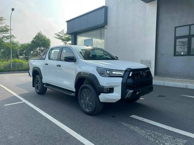 Chênh lệch 40 triệu đồng và đây là những điểm khác nhau giữa 2 phiên bản cao nhất Ford Ranger Stormtrak và Toyota Hilux Adventure mà bạn cần biết- Ảnh 3. Chênh lệch 40 triệu đồng và đây là những điểm khác nhau giữa 2 phiên bản cao nhất Ford Ranger Stormtrak và Toyota Hilux Adventure mà bạn cần biết- Ảnh 3.