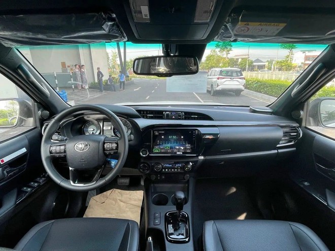 Chênh lệch 40 triệu đồng và đây là những điểm khác nhau giữa 2 phiên bản cao nhất Ford Ranger Stormtrak và Toyota Hilux Adventure mà bạn cần biết- Ảnh 7. Chênh lệch 40 triệu đồng và đây là những điểm khác nhau giữa 2 phiên bản cao nhất Ford Ranger Stormtrak và Toyota Hilux Adventure mà bạn cần biết- Ảnh 7.