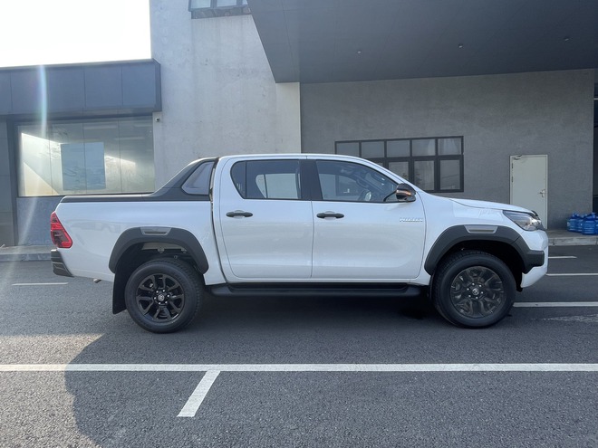 Chênh lệch 40 triệu đồng và đây là những điểm khác nhau giữa 2 phiên bản cao nhất Ford Ranger Stormtrak và Toyota Hilux Adventure mà bạn cần biết- Ảnh 11. Chênh lệch 40 triệu đồng và đây là những điểm khác nhau giữa 2 phiên bản cao nhất Ford Ranger Stormtrak và Toyota Hilux Adventure mà bạn cần biết- Ảnh 11.