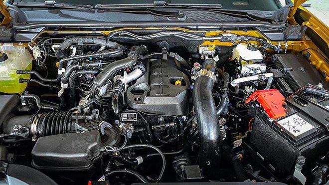 Chênh lệch 40 triệu đồng và đây là những điểm khác nhau giữa 2 phiên bản cao nhất Ford Ranger Stormtrak và Toyota Hilux Adventure mà bạn cần biết- Ảnh 8. Chênh lệch 40 triệu đồng và đây là những điểm khác nhau giữa 2 phiên bản cao nhất Ford Ranger Stormtrak và Toyota Hilux Adventure mà bạn cần biết- Ảnh 8.