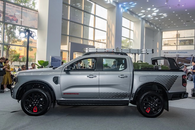 Chênh lệch 40 triệu đồng và đây là những điểm khác nhau giữa 2 phiên bản cao nhất Ford Ranger Stormtrak và Toyota Hilux Adventure mà bạn cần biết- Ảnh 10. Chênh lệch 40 triệu đồng và đây là những điểm khác nhau giữa 2 phiên bản cao nhất Ford Ranger Stormtrak và Toyota Hilux Adventure mà bạn cần biết- Ảnh 10.