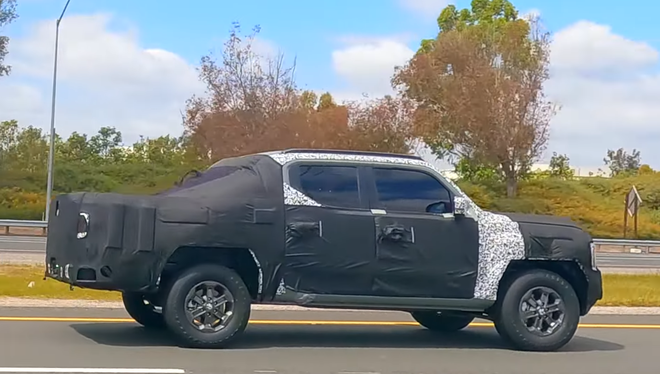 Kia Tasman lộ chạy thử có thể khiến nhiều người sửng sốt: Trang bị động cơ khủng từng bị gạt đi, quyết đấu Ranger Raptor- Ảnh 3. Kia Tasman lộ chạy thử có thể khiến nhiều người sửng sốt: Trang bị động cơ khủng từng bị gạt đi, quyết đấu Ranger Raptor- Ảnh 3.