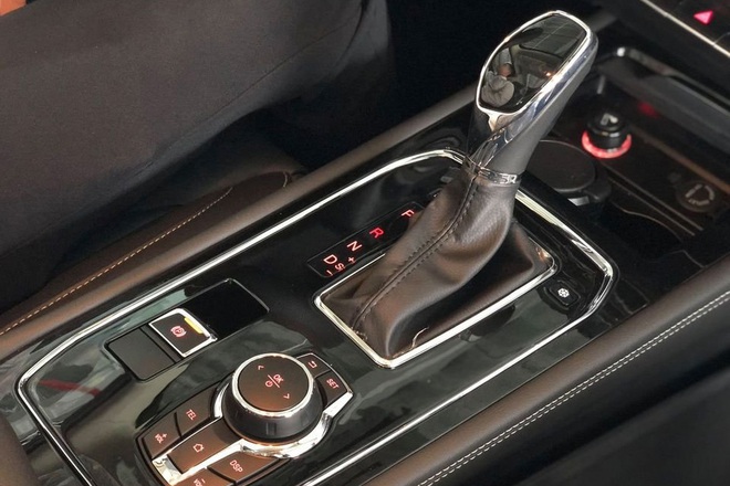 SUV 7 chỗ này giảm giá còn 430 triệu tại Việt Nam: Ngang cỡ CR-V, có phanh điện tử, cửa sổ trời toàn cảnh như xe tiền tỷ- Ảnh 9. SUV 7 chỗ này giảm giá còn 430 triệu tại Việt Nam: Ngang cỡ CR-V, có phanh điện tử, cửa sổ trời toàn cảnh như xe tiền tỷ- Ảnh 9.