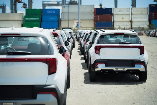 Xem trước Kia Sonet 2024 sắp ra mắt Việt Nam năm nay: Giá dự kiến quy đổi dưới 350 triệu đồng, thiết kế ngoại thất mới- Ảnh 4. Xem trước Kia Sonet 2024 sắp ra mắt Việt Nam năm nay: Giá dự kiến quy đổi dưới 350 triệu đồng, thiết kế ngoại thất mới- Ảnh 4.