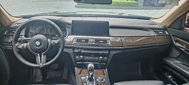 Chào BMW 750Li giá hơn 800 triệu, người bán khẳng định: ‘Tiền làm xe đắt hơn tiền xe, tiết kiệm xăng hơn Camry’- Ảnh 5. Chào BMW 750Li giá hơn 800 triệu, người bán khẳng định: ‘Tiền làm xe đắt hơn tiền xe, tiết kiệm xăng hơn Camry’- Ảnh 5.