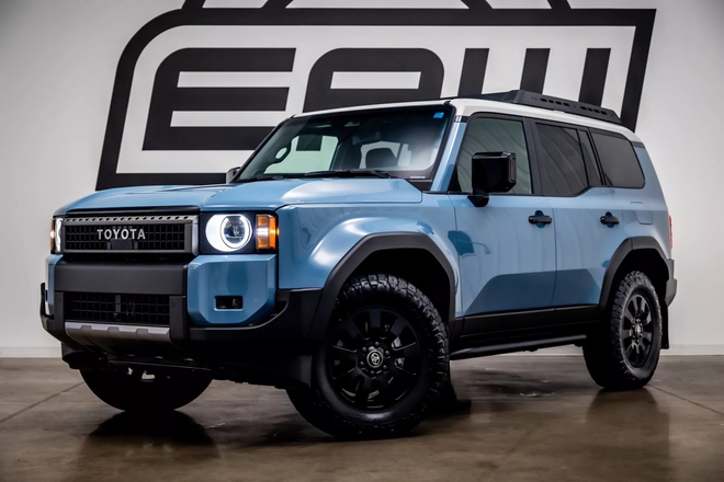 Toyota Land Cruiser Prado 'hàng lướt' giảm cả trăm triệu nhưng vẫn đắt hơn 1 tỷ so với xe mới- Ảnh 2. Toyota Land Cruiser Prado 'hàng lướt' giảm cả trăm triệu nhưng vẫn đắt hơn 1 tỷ so với xe mới- Ảnh 2.