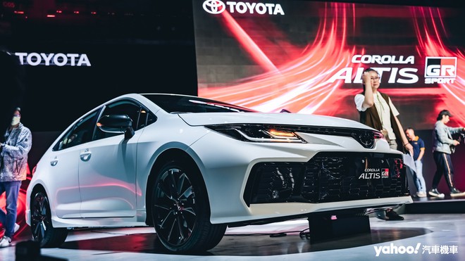 Ai chê Toyota Corolla Altis già thì có thể tham khảo bản thể thao mới ra mắt này: Bodykit hầm hố, có cánh gió, động cơ Camry, đấu Civic RS- Ảnh 2. Ai chê Toyota Corolla Altis già thì có thể tham khảo bản thể thao mới ra mắt này: Bodykit hầm hố, có cánh gió, động cơ Camry, đấu Civic RS- Ảnh 2.