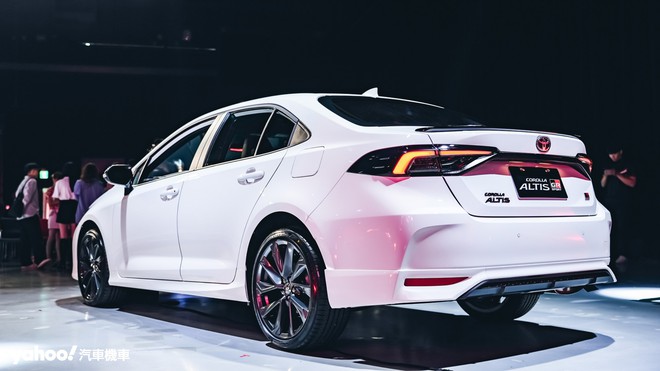 Ai chê Toyota Corolla Altis già thì có thể tham khảo bản thể thao mới ra mắt này: Bodykit hầm hố, có cánh gió, động cơ Camry, đấu Civic RS- Ảnh 3. Ai chê Toyota Corolla Altis già thì có thể tham khảo bản thể thao mới ra mắt này: Bodykit hầm hố, có cánh gió, động cơ Camry, đấu Civic RS- Ảnh 3.
