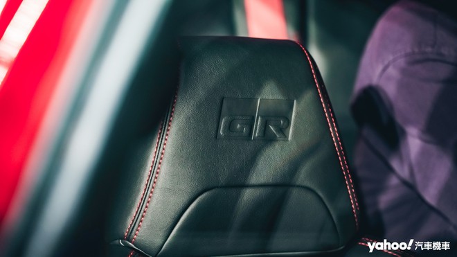 Ai chê Toyota Corolla Altis già thì có thể tham khảo bản thể thao mới ra mắt này: Bodykit hầm hố, có cánh gió, động cơ Camry, đấu Civic RS- Ảnh 12. Ai chê Toyota Corolla Altis già thì có thể tham khảo bản thể thao mới ra mắt này: Bodykit hầm hố, có cánh gió, động cơ Camry, đấu Civic RS- Ảnh 12.