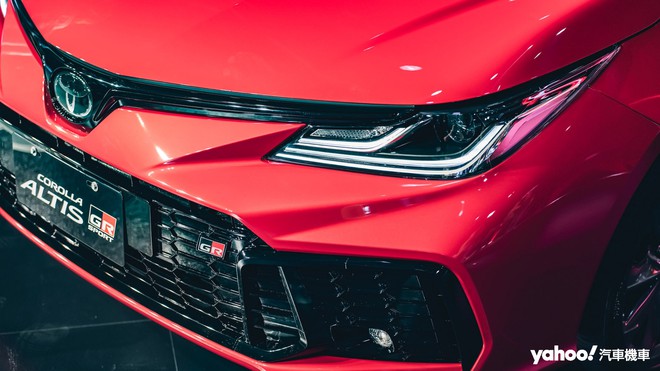 Ai chê Toyota Corolla Altis già thì có thể tham khảo bản thể thao mới ra mắt này: Bodykit hầm hố, có cánh gió, động cơ Camry, đấu Civic RS- Ảnh 8. Ai chê Toyota Corolla Altis già thì có thể tham khảo bản thể thao mới ra mắt này: Bodykit hầm hố, có cánh gió, động cơ Camry, đấu Civic RS- Ảnh 8.