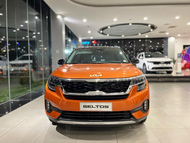 Đại lý xả hàng tồn, Kia Seltos giảm giá đến 50 triệu đồng: Bản cao cấp nhất rẻ hơn HR-V tiêu chuẩn, khách mua phải đánh đổi đời xe- Ảnh 4. Đại lý xả hàng tồn, Kia Seltos giảm giá đến 50 triệu đồng: Bản cao cấp nhất rẻ hơn HR-V tiêu chuẩn, khách mua phải đánh đổi đời xe- Ảnh 4.