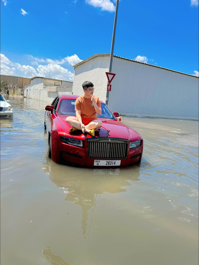 Hậu ăn chuối 'chill chill' trên Rolls-Royce Ghost giữa trận lũ lịch sử ở Dubai: TikToker người Việt mất hơn 4 tỷ để sửa, thừa đủ mua Porsche mới- Ảnh 3. Hậu ăn chuối 'chill chill' trên Rolls-Royce Ghost giữa trận lũ lịch sử ở Dubai: TikToker người Việt mất hơn 4 tỷ để sửa, thừa đủ mua Porsche mới- Ảnh 3.
