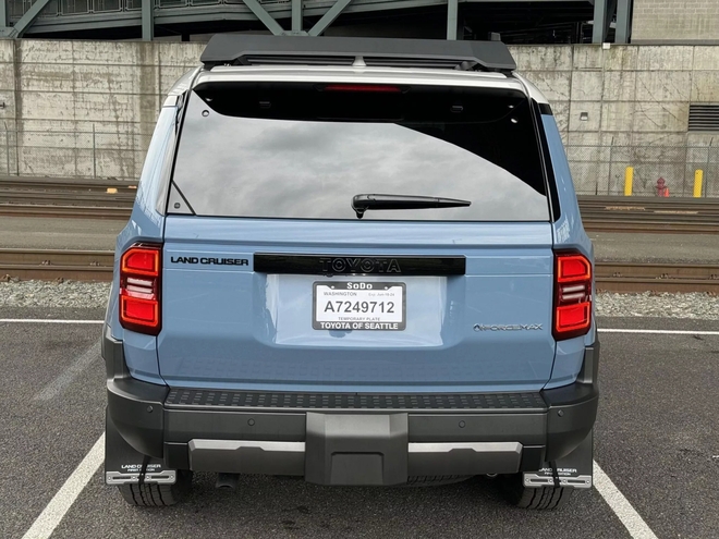 Toyota Land Cruiser Prado 2024 xuất hiện ở Đà Nẵng: Không phải nhập chính hãng, cộng đồng xe Việt Nam thêm 'nóng ruột' chờ bản chính thức- Ảnh 7. Toyota Land Cruiser Prado 2024 xuất hiện ở Đà Nẵng: Không phải nhập chính hãng, cộng đồng xe Việt Nam thêm 'nóng ruột' chờ bản chính thức- Ảnh 7.