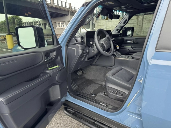 Toyota Land Cruiser Prado 2024 xuất hiện ở Đà Nẵng: Không phải nhập chính hãng, cộng đồng xe Việt Nam thêm 'nóng ruột' chờ bản chính thức- Ảnh 8. Toyota Land Cruiser Prado 2024 xuất hiện ở Đà Nẵng: Không phải nhập chính hãng, cộng đồng xe Việt Nam thêm 'nóng ruột' chờ bản chính thức- Ảnh 8.