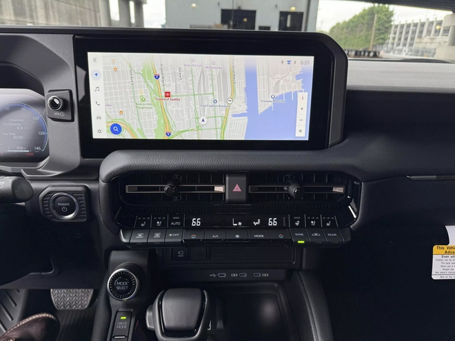 Toyota Land Cruiser Prado 2024 xuất hiện ở Đà Nẵng: Không phải nhập chính hãng, cộng đồng xe Việt Nam thêm 'nóng ruột' chờ bản chính thức- Ảnh 11. Toyota Land Cruiser Prado 2024 xuất hiện ở Đà Nẵng: Không phải nhập chính hãng, cộng đồng xe Việt Nam thêm 'nóng ruột' chờ bản chính thức- Ảnh 11.