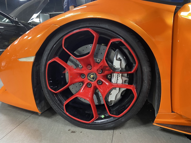 Thích McLaren nhưng chốt Lamborghini Huracan rồi độ lại, đại gia Nghệ An chia sẻ: 'Chạy êm, nâng gầm đi đường xấu được, tiết kiệm hơn LX 570'- Ảnh 11. Thích McLaren nhưng chốt Lamborghini Huracan rồi độ lại, đại gia Nghệ An chia sẻ: 'Chạy êm, nâng gầm đi đường xấu được, tiết kiệm hơn LX 570'- Ảnh 11.