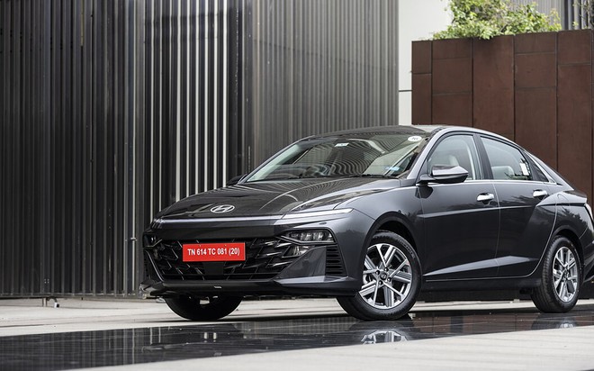 Hyundai Accent 2024 tại Việt Nam khác biệt thế nào so với Ấn Độ: Không có động cơ turbo, thiếu nhiều trang bị tiện nghi nhưng vẫn nhỉnh hơn ở 2 điểm- Ảnh 2. Hyundai Accent 2024 tại Việt Nam khác biệt thế nào so với Ấn Độ: Không có động cơ turbo, thiếu nhiều trang bị tiện nghi nhưng vẫn nhỉnh hơn ở 2 điểm- Ảnh 2.