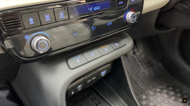 Hyundai Accent 2024 tại Việt Nam khác biệt thế nào so với Ấn Độ: Không có động cơ turbo, thiếu nhiều trang bị tiện nghi nhưng vẫn nhỉnh hơn ở 2 điểm- Ảnh 9. Hyundai Accent 2024 tại Việt Nam khác biệt thế nào so với Ấn Độ: Không có động cơ turbo, thiếu nhiều trang bị tiện nghi nhưng vẫn nhỉnh hơn ở 2 điểm- Ảnh 9.