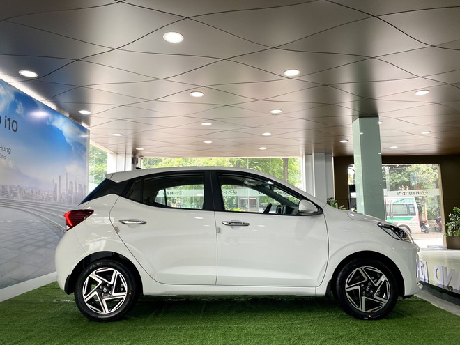 Ảnh thực tế Hyundai Grand i10 1.2AT hatchback giá 435 triệu đồng: Thấp hơn bản sedan 20 triệu đồng nhưng có ga tự động và đèn LED- Ảnh 4. Ảnh thực tế Hyundai Grand i10 1.2AT hatchback giá 435 triệu đồng: Thấp hơn bản sedan 20 triệu đồng nhưng có ga tự động và đèn LED- Ảnh 4.