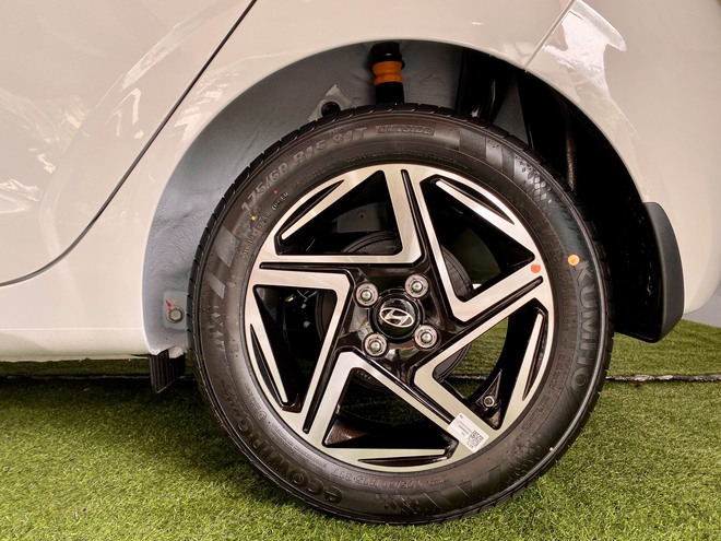 Ảnh thực tế Hyundai Grand i10 1.2AT hatchback giá 435 triệu đồng: Thấp hơn bản sedan 20 triệu đồng nhưng có ga tự động và đèn LED- Ảnh 6. Ảnh thực tế Hyundai Grand i10 1.2AT hatchback giá 435 triệu đồng: Thấp hơn bản sedan 20 triệu đồng nhưng có ga tự động và đèn LED- Ảnh 6.