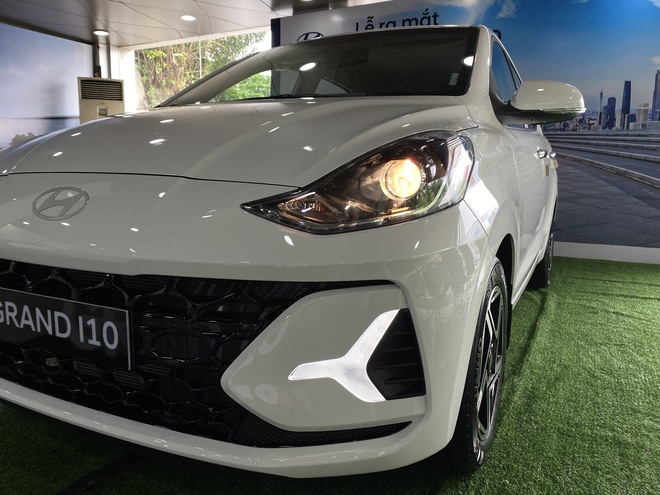 Ảnh thực tế Hyundai Grand i10 1.2AT hatchback giá 435 triệu đồng: Thấp hơn bản sedan 20 triệu đồng nhưng có ga tự động và đèn LED- Ảnh 13. Ảnh thực tế Hyundai Grand i10 1.2AT hatchback giá 435 triệu đồng: Thấp hơn bản sedan 20 triệu đồng nhưng có ga tự động và đèn LED- Ảnh 13.