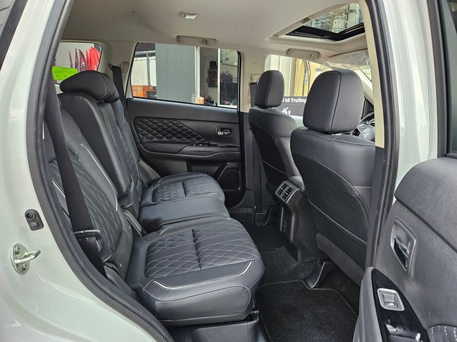 Giá Mitsubishi Outlander có 'đáy' mới: Bản tiêu chuẩn giảm còn 730 triệu, rẻ ngang Yaris Cross và Seltos- Ảnh 8. Giá Mitsubishi Outlander có 'đáy' mới: Bản tiêu chuẩn giảm còn 730 triệu, rẻ ngang Yaris Cross và Seltos- Ảnh 8.