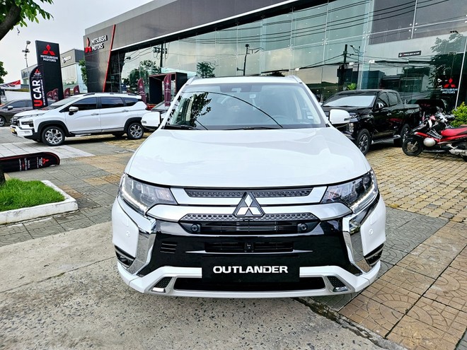 Giá Mitsubishi Outlander có 'đáy' mới: Bản tiêu chuẩn giảm còn 730 triệu, rẻ ngang Yaris Cross và Seltos- Ảnh 4. Giá Mitsubishi Outlander có 'đáy' mới: Bản tiêu chuẩn giảm còn 730 triệu, rẻ ngang Yaris Cross và Seltos- Ảnh 4.