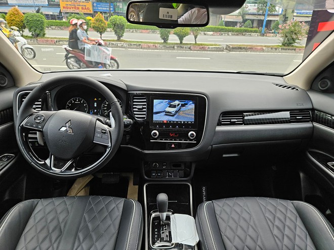 Giá Mitsubishi Outlander có 'đáy' mới: Bản tiêu chuẩn giảm còn 730 triệu, rẻ ngang Yaris Cross và Seltos- Ảnh 6. Giá Mitsubishi Outlander có 'đáy' mới: Bản tiêu chuẩn giảm còn 730 triệu, rẻ ngang Yaris Cross và Seltos- Ảnh 6.