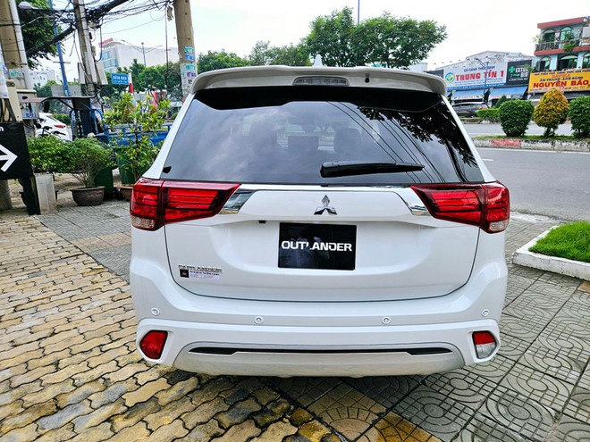 Giá Mitsubishi Outlander có 'đáy' mới: Bản tiêu chuẩn giảm còn 730 triệu, rẻ ngang Yaris Cross và Seltos- Ảnh 5. Giá Mitsubishi Outlander có 'đáy' mới: Bản tiêu chuẩn giảm còn 730 triệu, rẻ ngang Yaris Cross và Seltos- Ảnh 5.
