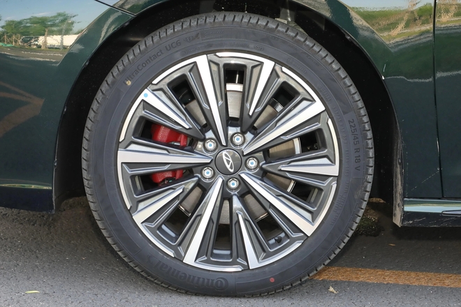 Hãng xe Trung Quốc đã đến Việt Nam tung mẫu đối thủ với Toyota Camry: Giá rẻ hơn hẳn, dùng option của xe sang, màn hình kép 24,6inch- Ảnh 5. Hãng xe Trung Quốc đã đến Việt Nam tung mẫu đối thủ với Toyota Camry: Giá rẻ hơn hẳn, dùng option của xe sang, màn hình kép 24,6inch- Ảnh 5.